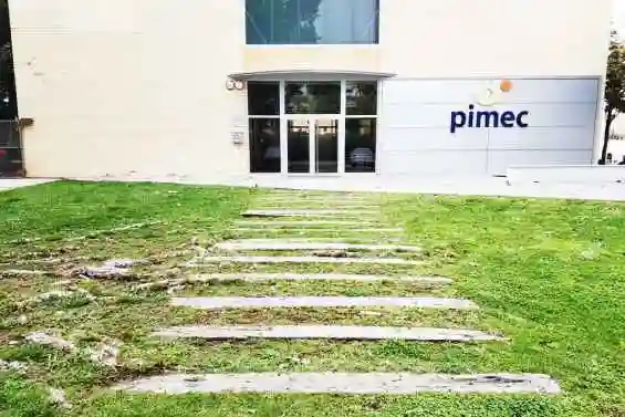 Jardí i entrada principal del coworking