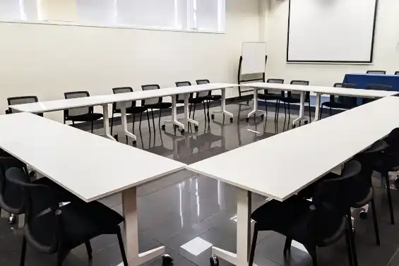 Sala d'actes amb taules